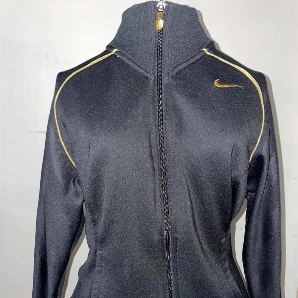 Sporty slim fitted sweater